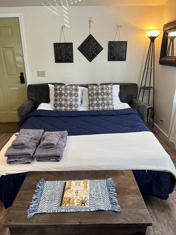 1 habitación, tabla de planchar con plancha y cuna de viaje 