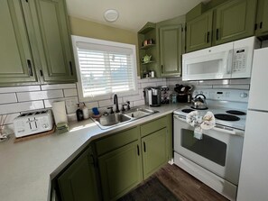 Fridge, microwave, oven, stovetop - Cozy Downtown Sitka Home, Car Rental Option (Sitka)