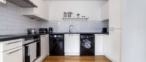 Frigorífico, microondas, horno y placa de cocina