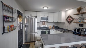 Microwave, oven, stovetop, dishwasher - Red River Retreat (Red River)