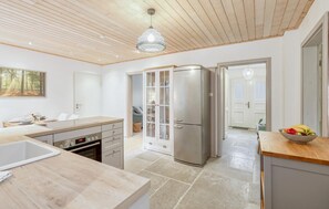 Kjøleskap, kokeplater, oppvaskmaskin og kaffetrakter/tekoker