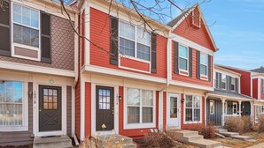A row of townhouses with front porches, a central entrance, and a small front yard. - Lafayette Townhouse Minutes from Good Samaritan Hospital (Lafayette)