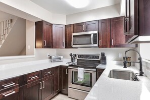 Fridge, microwave, oven, stovetop - Lafayette Townhouse Minutes from Good Samaritan Hospital (Lafayette)
