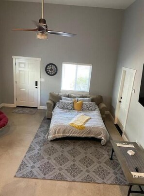 1 quarto, cofres nos quartos, ferros/tábuas de passar roupa