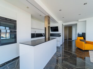 Kühlschrank, Mikrowelle, Ofen, Geschirrspüler
