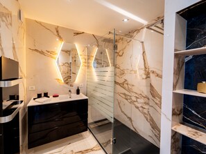 Dusche, Haartrockner, Handtücher