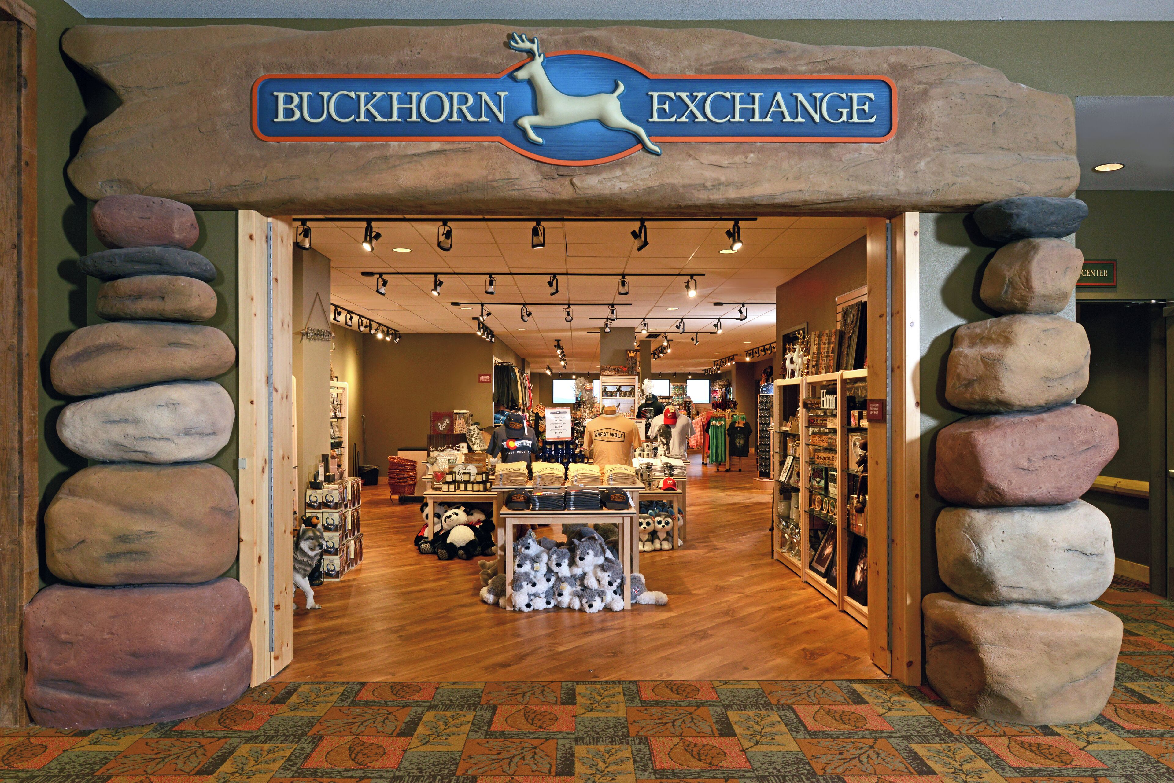 Das Innere des Buckhorn Exchange mit einem rustikalen Steingewölbe, Holzböden und verschiedenen Warenpräsentationen.