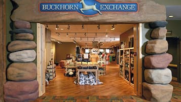 Das Innere des Buckhorn Exchange mit einem rustikalen Steingewölbe, Holzböden und verschiedenen Warenpräsentationen.