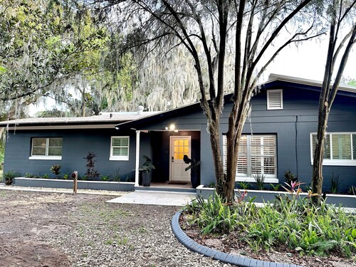 Lakeview house with old Florida feel close to everything fun in Central Florida