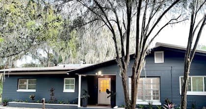 Lakeview house with old Florida feel close to everything fun in Central Florida