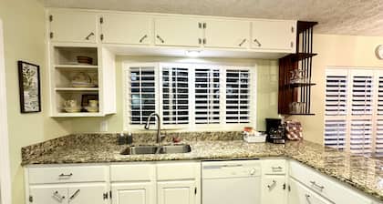 Lakeview house with old Florida feel close to everything fun in Central Florida