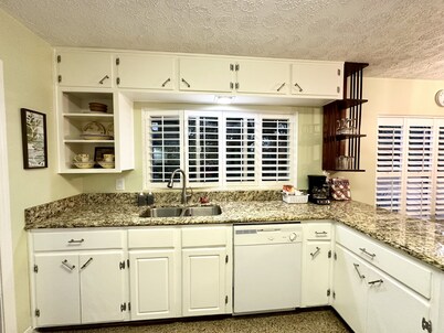 Lakeview house with old Florida feel close to everything fun in Central Florida