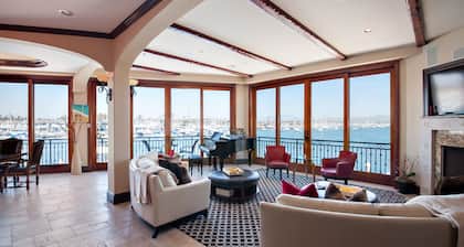 7 Bed Waterfront W/Rooftop pool & hot tub stunning 360-degree bay & beach view