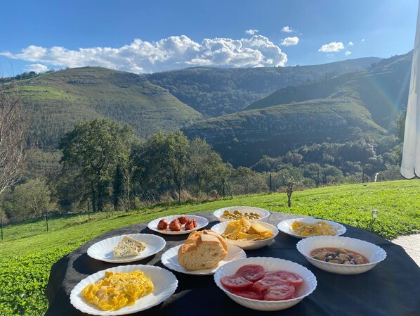 Outdoor dining - Spacious 5-bedroom cottage in wonderful Riotuerto with WiFi (Riotuerto, La Cavada)