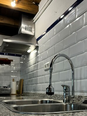 Private kitchen - Spacious 5-bedroom cottage in wonderful Riotuerto with WiFi (Riotuerto, La Cavada)