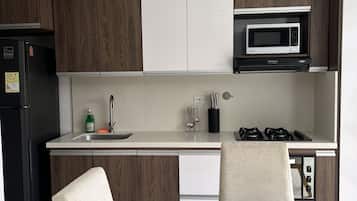 Refrigerador, microondas, horno y parrilla de estufa