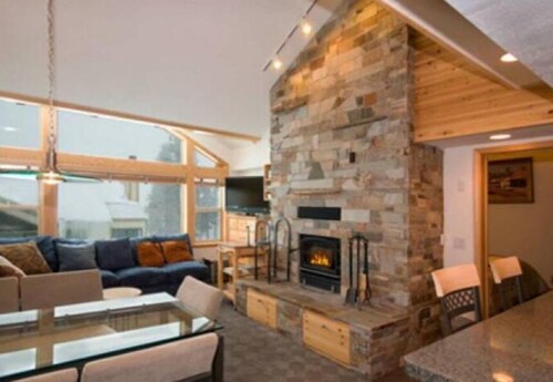 4 Bed + Loft, Gorgeous Kirkwood Condo