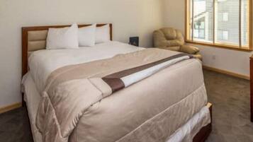 4 bedrooms, iron/ironing board, free WiFi, bed sheets