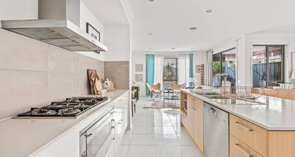 StayAU 4BR Designer Home in Knox