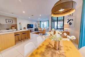 家庭独立别墅, 露台, 花园景观 | 客房内用餐