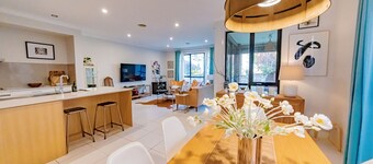 สเตย์ AU บ้านที่ออกแบบโดย 4BR ในน็อกซ์