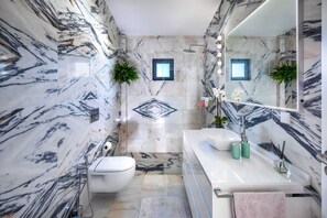 Douche, sèche-cheveux, bidet, serviettes fournies