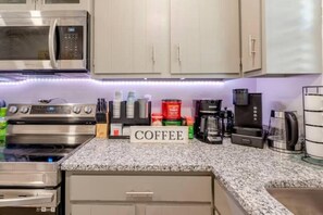 Frigorifero, microonde, forno, piano cottura