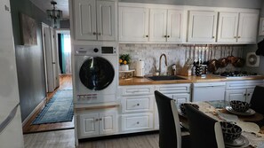 Frigorífico, microondas, horno y placa de cocina