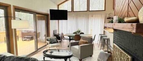 TV connectée, cheminée, livres, chaîne hi-fi