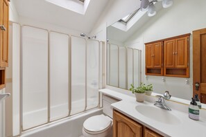 Douche, séchoir à cheveux, serviettes fournies, savon