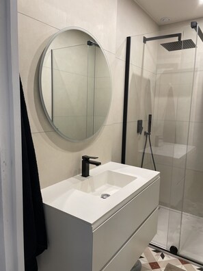 Dusche, Haartrockner, Handtücher, Seife