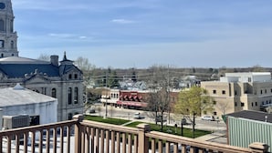 Une vue sur un paysage urbain, avec une église imposante et un bâtiment moderne doté d’un toit végétalisé.
