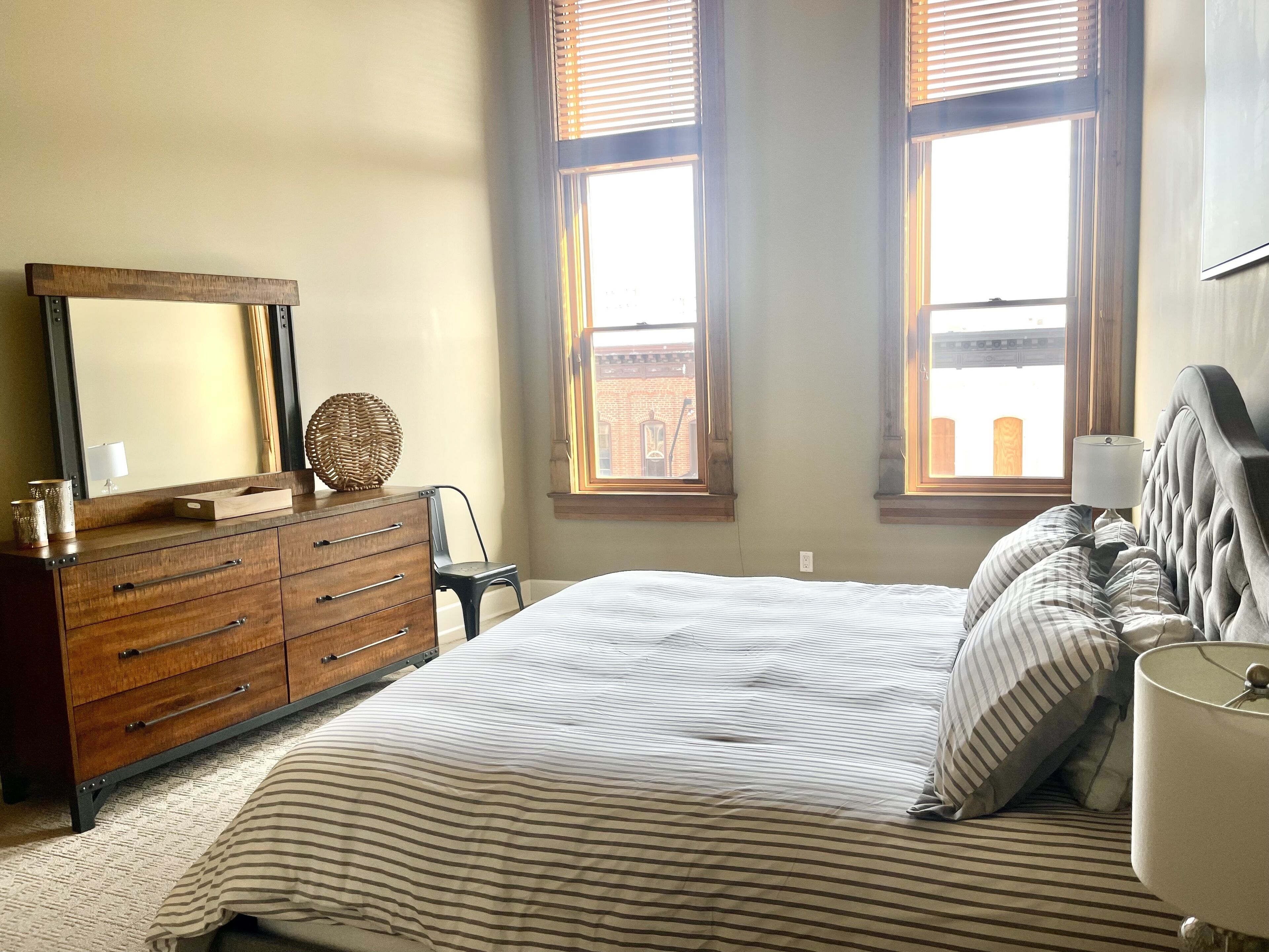 2 dormitorios, escritorio, tabla de planchar con plancha y cuna de viaje