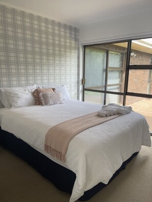 4 bedrooms, desk, iron/ironing board, free WiFi - KTC Spacious 4BR Family Retreat (Huapai)