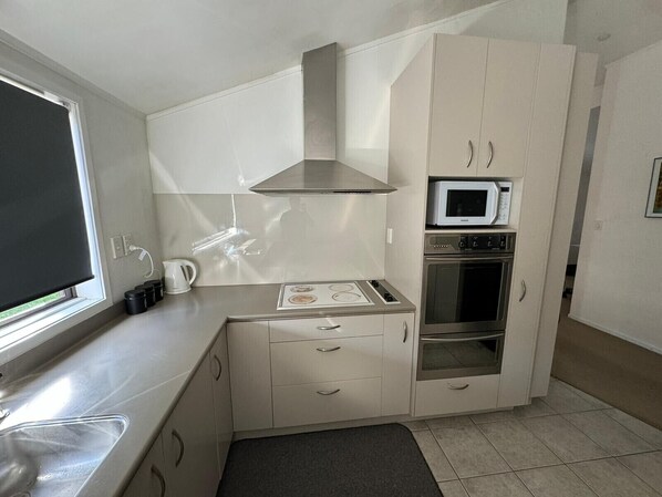 Fridge, microwave, oven, stovetop - KTC Spacious 4BR Family Retreat (Huapai)