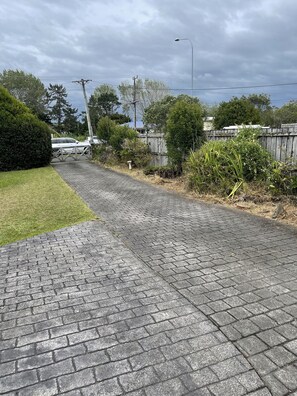 Property grounds - KTC Spacious 4BR Family Retreat (Huapai)