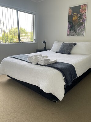 4 bedrooms, desk, iron/ironing board, free WiFi - KTC Spacious 4BR Family Retreat (Huapai)