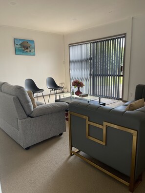 Smart TV - KTC Spacious 4BR Family Retreat (Huapai)