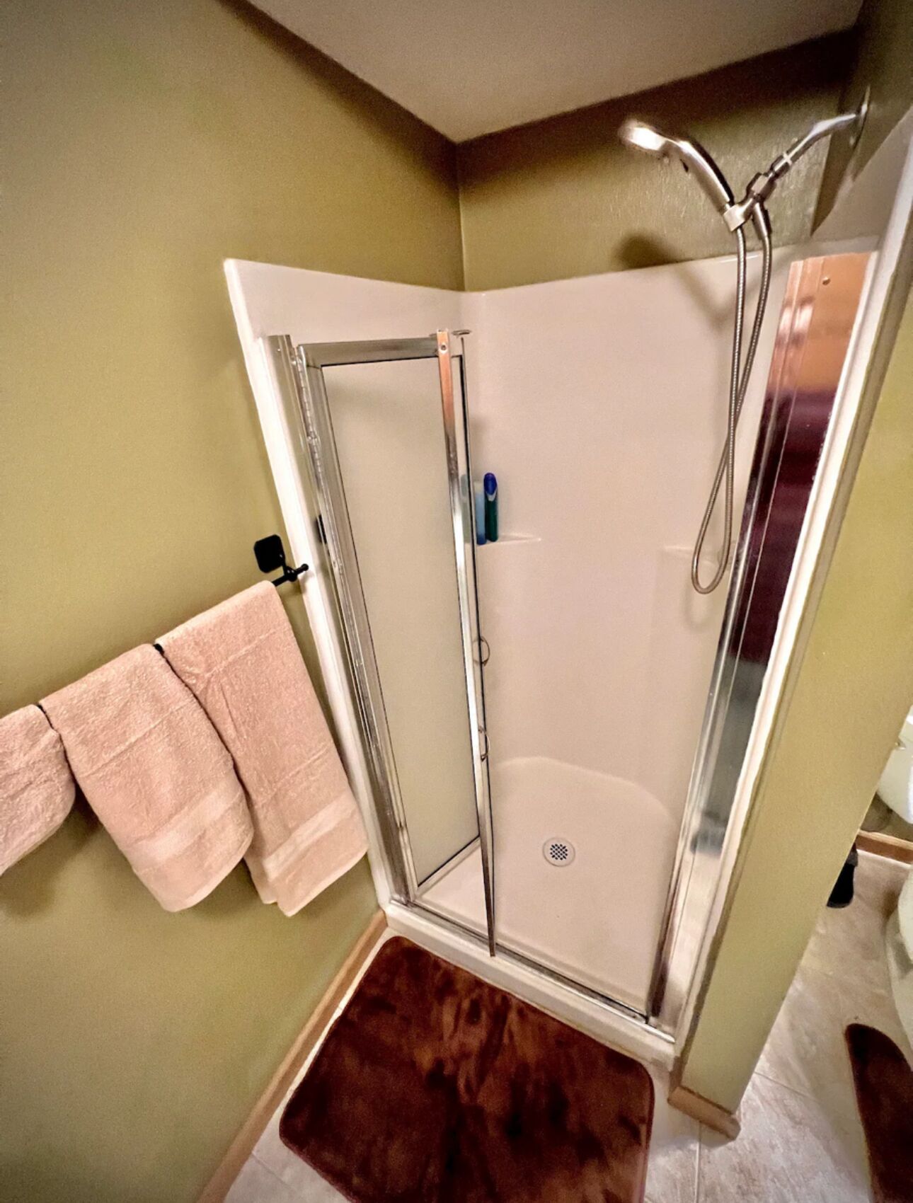 Douche, sèche-cheveux, serviettes fournies, savon