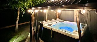 Private level of the house with
SPA near PDX and famous waterfalls and mountain!