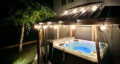 Private level of the house with
SPA near PDX and famous waterfalls and mountain!