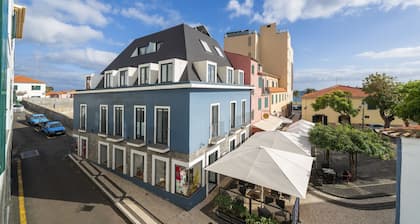 In the centre, with balcony - Santa Cruz I