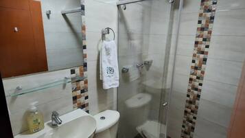 Dusch, handdukar, tvål och schampo