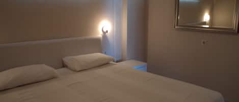 1 dormitorio, tabla de planchar con plancha, wifi y ropa de cama