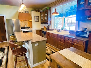 Jääkaappi, mikroaaltouuni, uuni, liesi