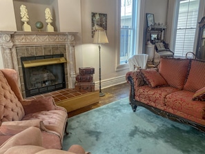 Televisio, takka, kirjoja