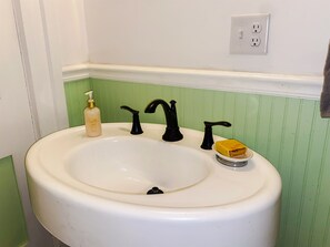 Douche, sèche-cheveux, serviettes fournies