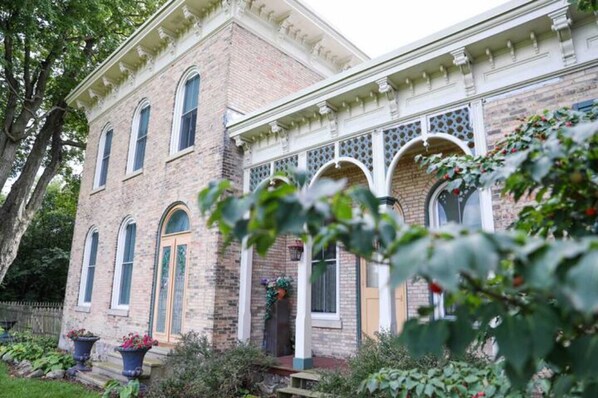 Exterior - Bed & Breakfast private room near Notre Dame (Edwardsburg)