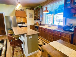 Fridge, microwave, oven, stovetop - Bed & Breakfast private room near Notre Dame (Edwardsburg)