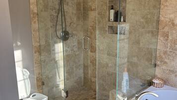 淋浴设施、吹风机、毛巾、肥皂